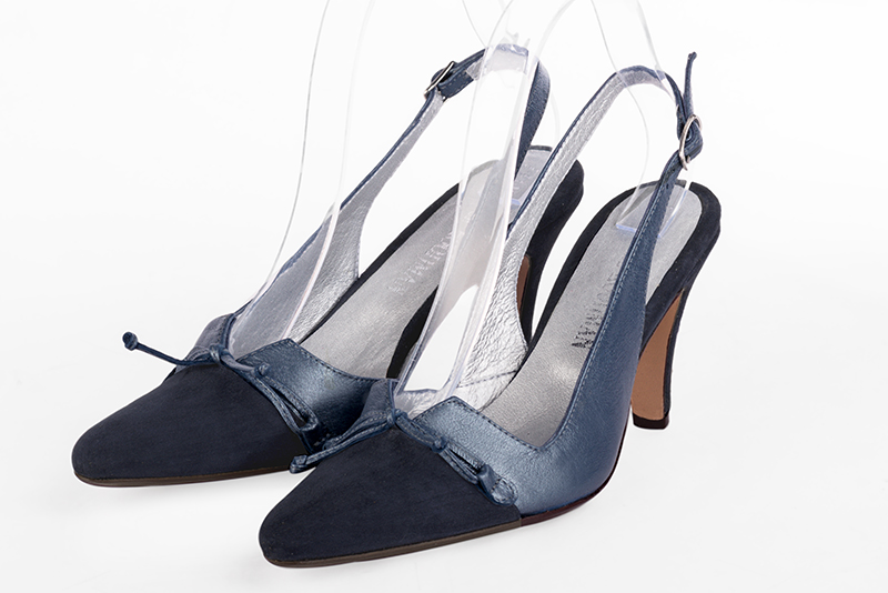 Navy blue women's dress pumps, with a knot on the front. Tapered toe. High slim heel. Front view - Florence KOOIJMAN